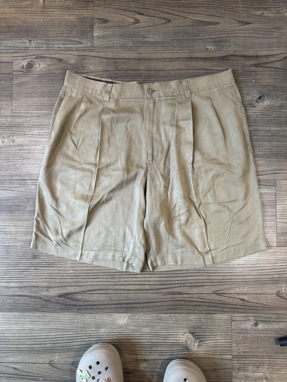 Tommy Bahama Shorts Mens 36 Beige 100% Silk Pleated Chino Casual Summer